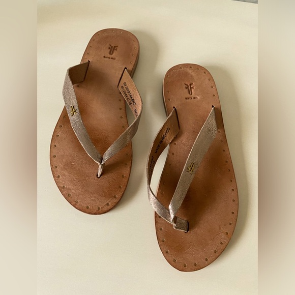 Frye metallic leather sandals with Logo on strap. . Size 6 never worn - Picture 1 of 3